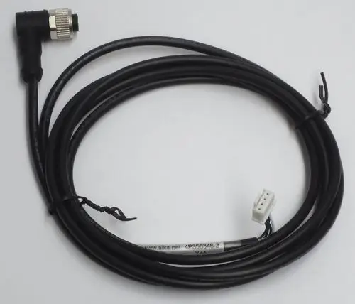 Daikin Kabel mit verschiedenen Anschlüssen für einen Durchfluss-Sensor, bestehend aus schwarzem Kunststoff und mehreren Adern, die in einem Bündel zusammengefasst sind.